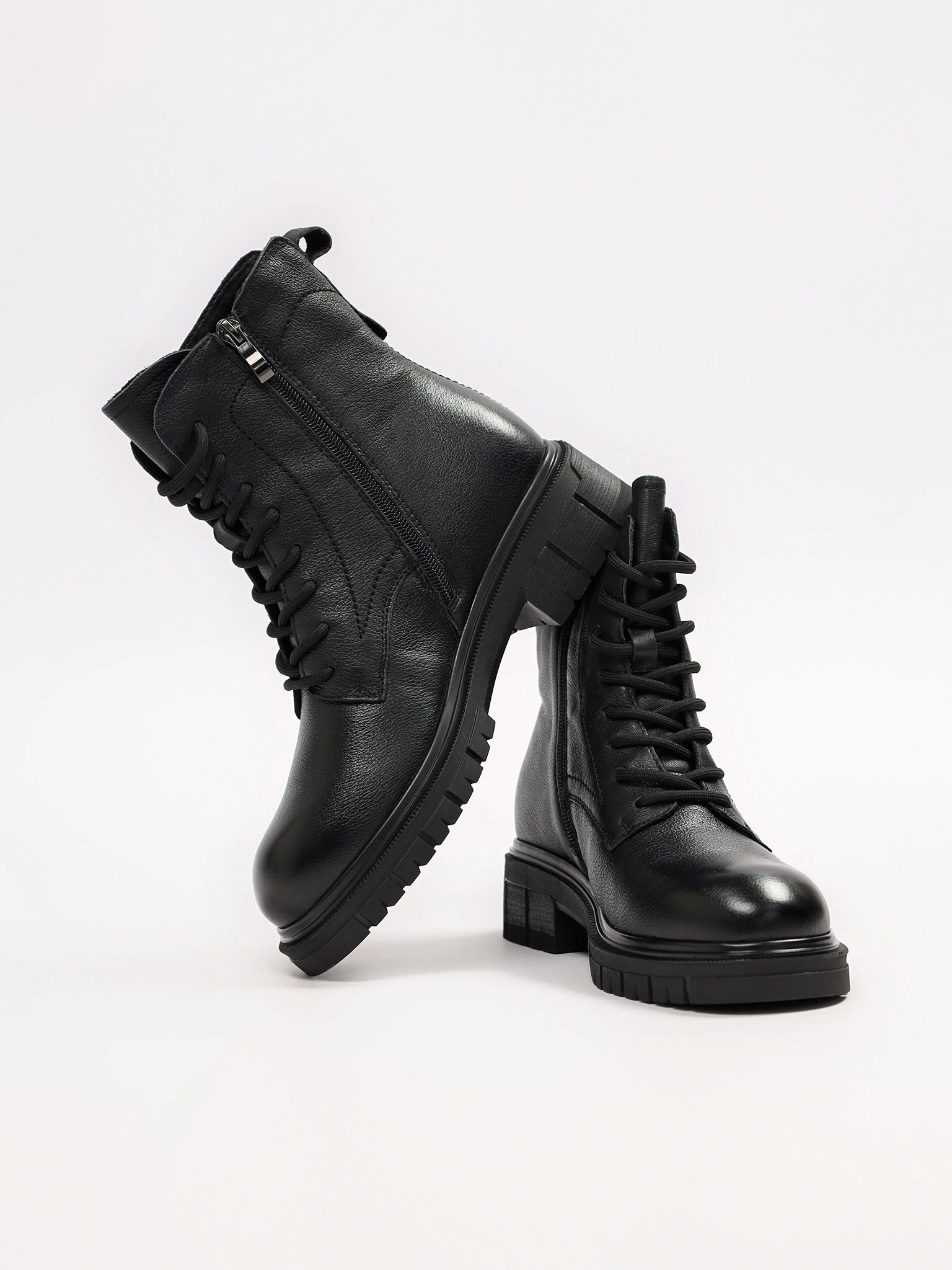 Ботинки-дерби черного цвета на рельефной подошве